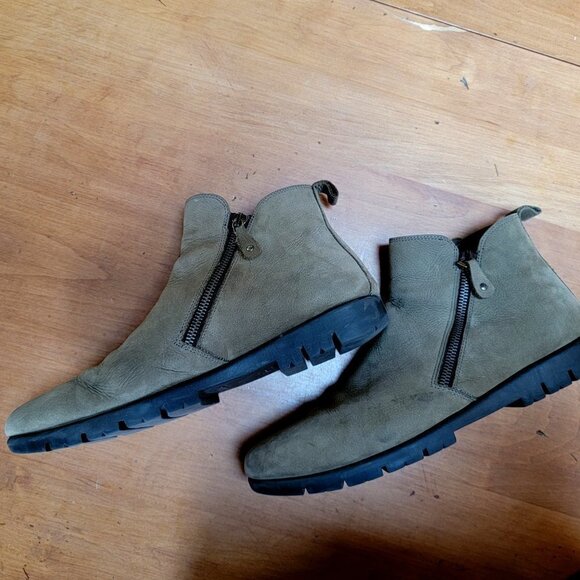 Flexx Hot Tamale Chelsea Zippered Ankle Booties -Olive Green Suede-size10 - Picture 2 of 5